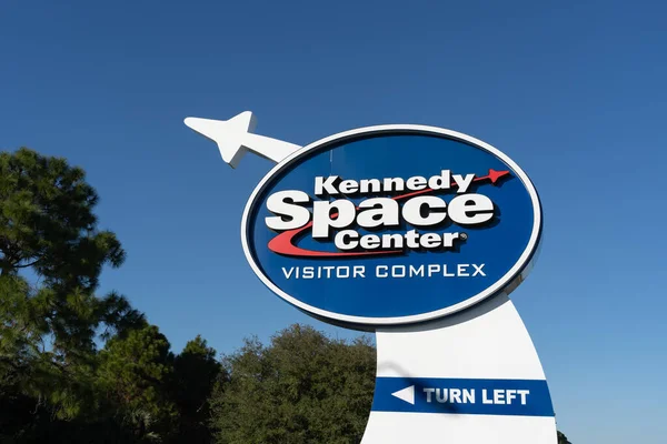 アメリカ合衆国フロリダ州メリト島 2022年1月15日 ケネディ宇宙センタービジター複合施設の標識が 米国フロリダ州メリト島 Nasaのケネディ宇宙センターのビジターセンターに示されている — ストック写真