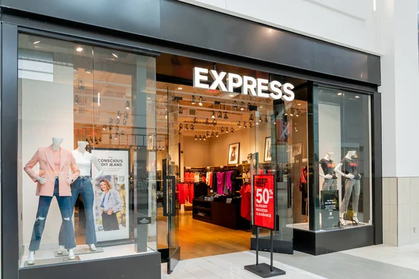 Orlando, Florida, ABD - 27 Ocak 2022: Orlando, Florida, ABD 'de bir alışveriş merkezinde ekspres mağaza. Express, genç kadınlar ve erkekler için bir Amerikan moda markasıdır..