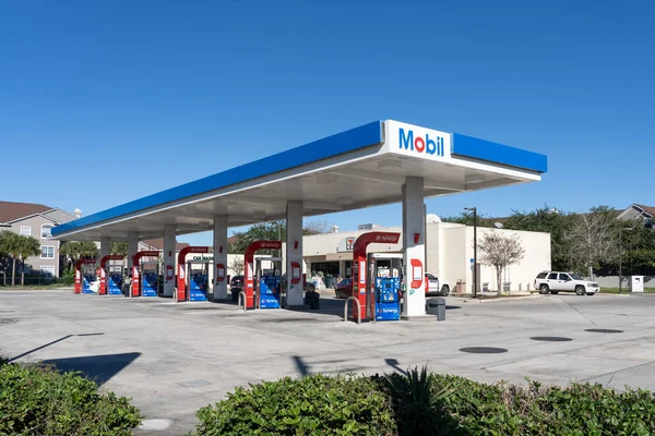 Orlando, Fl, USA - 3 Ocak 2022: Orlando, Fl, ABD 'de bir Mobil benzin istasyonu gösterilmektedir. Mobil Corporation, ExxonMobil 'i oluşturmak için 1999 yılında Exxon ile birleşen bir Amerikan petrol şirketidir..