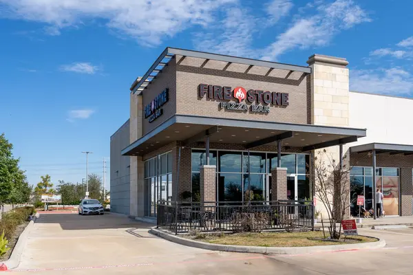 Pearland, Teksas, ABD - 19 Şubat 2022: Fire Stone Pizza restoranı Pearland, Teksas, ABD. Fire Stone Pizza, otantik tuğla fırın pizzası için Pearland 'a gider..