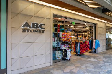 Honolulu, Hi, USA - 13 Ocak 2024: Waikiki, Hawaii 'de bir ABC mağazası. ABC Stores, Honolulu merkezli bir market zinciri..