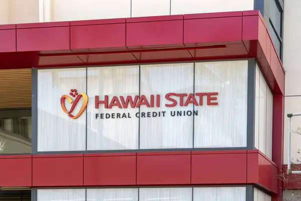 ホノルル こんにちは アメリカ 2024 ハワイのワイキキの建物にハワイ州連邦クレジットユニオンロゴの閉鎖サイン — ストック写真