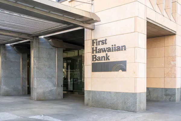 ホノルル こんにちは アメリカ 2024 ハワイのワイキキの建物に最初のハワイの銀行のロゴサイン 株式会社ファースト ハワイアンは 銀行持株会社 — ストック写真