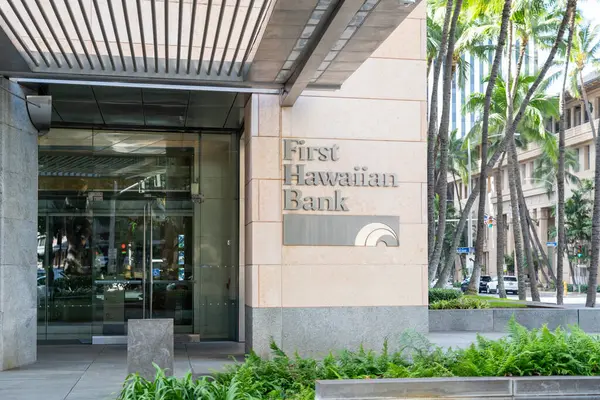 ホノルル こんにちは アメリカ 2024 ハワイのワイキキの建物に最初のハワイの銀行のロゴサイン 株式会社ファースト ハワイアンは 銀行持株会社 — ストック写真
