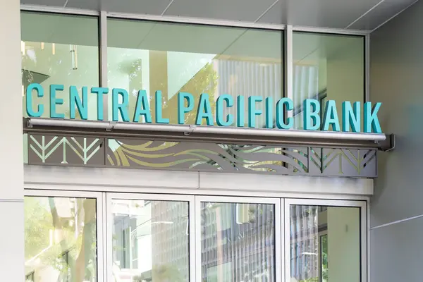 ホノルル こんにちは アメリカ 2024 Cpb 中央太平洋銀行 の閉鎖は ハワイのワイキキの建物にサイン セントラルパシフィック銀行は アメリカの地域商業銀行です — ストック写真