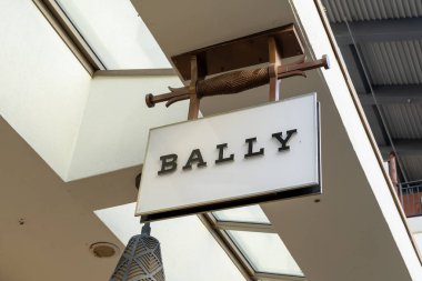 Honolulu, HI, ABD - 14 Ocak 2024: Waikiki, Hawaii 'deki bir alışveriş merkezinde Bally' nin mağaza tabelasına yakın çekim. Bally İsviçre 'de lüks bir moda evi..
