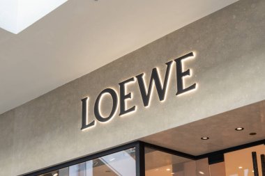 Honolulu, HI, ABD - 14 Ocak 2024: Waikiki, Hawaii 'deki bir alışveriş merkezinde Loewe logosunun yakın çekim işareti. Loewe, İspanyol lüks moda evi.