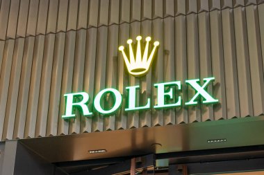 Honolulu, HI, ABD - 14 Ocak 2024: Waikiki, Hawaii 'deki bir alışveriş merkezinde Rolex mağaza logosu. Rolex SA İsviçreli saat tasarımcısı ve üreticisi..