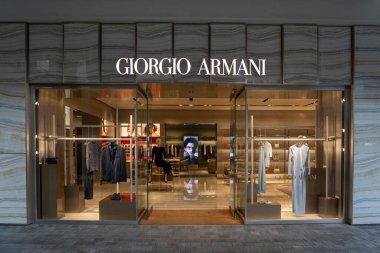 Honolulu, HI, ABD - 14 Ocak 2024: Waikiki, Hawaii 'deki Ala Moana Center' da Giorgio Armani mağazası. Giorgio Armani, erkek ve kadın giyim ve aksesuarlarında uzmanlaşmış üst düzey bir şirkettir.