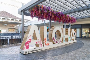 Honolulu, HI, ABD - 14 Ocak 2024: Aloha tabelası Honolulu, Hawaii 'deki Ala Moana alışveriş merkezinde.