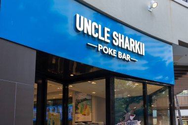 Honolulu, HI, ABD - 14 Ocak 2024: Waikiki, Hawaii 'deki Ala Moana Center' da Sharkii Poke Amca logosunun yakın çekimi. Sharkii Dayı Poke Bar sağlıklı ve basit dürtme kasesi sunan bir restoran.