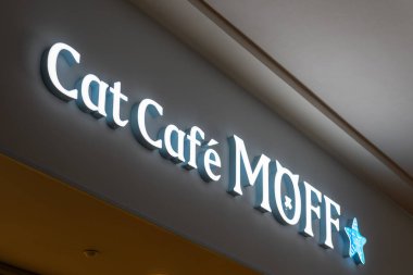 Honolulu, HI, ABD - 14 Ocak 2024: Waikiki, Hawaii 'deki Ala Moana Center' da Cat Cafe MOFF logosunun yakın çekimi. Cat Cafe MOFF bir kedi kafesi..