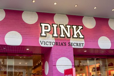 Honolulu, HI, ABD - 14 Ocak 2024: Waikiki, Hawaii 'deki bir alışveriş merkezindeki mağazalarında Pembe logo işaretinin yakın çekimi. Pembe (stilize edilmiş PINK) Victoria 's Secret' ın bir iç çamaşırı ve giyim markasıdır..