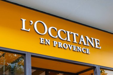 Honolulu, HI, ABD - 14 Ocak 2024: Waikiki, Hawaii 'deki bir alışveriş merkezindeki L' Occitane logosunun yakın çekimi. L 'Occitane, vücut, yüz, saç ve parfümlerden oluşan lüks bir Fransız perakendecisi..