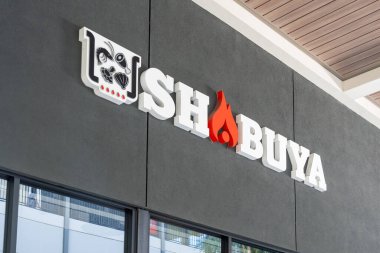 Honolulu, HI, ABD - 14 Ocak 2024: Waikiki, Hawaii 'deki Ala Moana Merkezi' nde Shabuya restoranının logosunun yakın çekimi. Shabuya geleneksel bir Shabu Shabu restoranıdır.. 