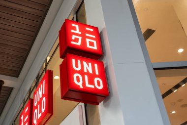 Honolulu, HI, ABD - 14 Ocak 2024: Waikiki, Hawaii 'deki bir alışveriş merkezinde Uniqlo ambleminin yakın çekimi. Uniqlo Co., Ltd. Japon günlük giyim tasarımcısı, hızlı moda üreticisi.