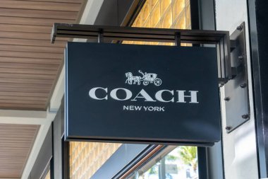 Honolulu, HI, ABD - 14 Ocak 2024: Waikiki, Hawaii 'deki bir alışveriş merkezinde Koç' un kendi mağazalarında logo asma tabelasına yakın çekim. Koç lüks bir Amerikan moda evi.