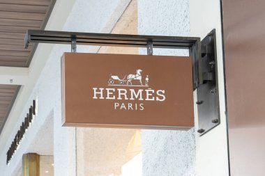 Honolulu, HI, ABD - 14 Ocak 2024: Waikiki, Hawaii 'deki bir alışveriş merkezindeki mağazalarında Hermes' in amblemi asılı. Hermes International S.A. bir Fransız lüks tasarım evi.