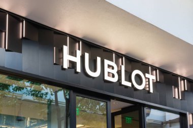Honolulu, HI, ABD - 14 Ocak 2024: Waikiki, Hawaii 'deki bir alışveriş merkezindeki Hublot logosunun yakın çekimi. Hublot İsviçreli lüks bir saat tamircisidir..