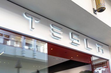 Honolulu, HI, ABD - 14 Ocak 2024: Waikiki, Hawaii 'deki bir alışveriş merkezindeki sergi salonunda Tesla logosunun yakın çekimi. Tesla, Inc. bir Amerikan otomotiv ve temiz enerji şirketidir..