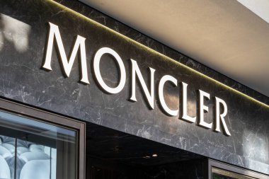 Honolulu, HI, ABD - 14 Ocak 2024: Waikiki, Hawaii 'deki bir alışveriş merkezinde Moncler ambleminin yakın çekimi. Moncler S.P.A. bir İtalyan lüks moda evi..