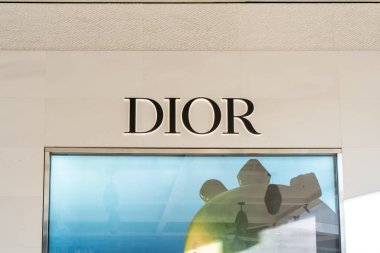 Honolulu, HI, ABD - 14 Ocak 2024: Waikiki, Hawaii 'deki bir alışveriş merkezindeki mağazalarında Dior ambleminin yakın çekimi. Dior, Fransız çok uluslu lüks moda evi..