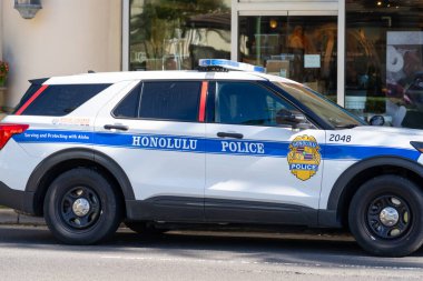 Honolulu, HI, ABD - 14 Ocak 2024: Waikiki, Hawaii 'de bir Honolulu polis arabası.
