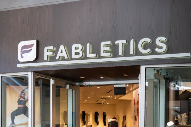 Honolulu, HI, ABD - 14 Ocak 2024: Waikiki, Hawaii 'deki bir alışveriş merkezinde bir Fabletics mağazası. Fabletics küresel, aktif bir yaşam tarzı markasıdır..