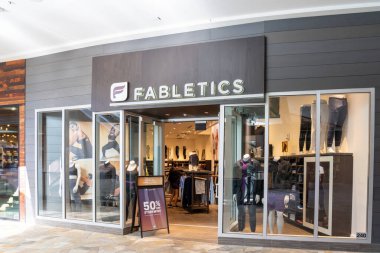 Honolulu, HI, ABD - 14 Ocak 2024: Waikiki, Hawaii 'deki bir alışveriş merkezinde bir Fabletics mağazası. Fabletics küresel, aktif bir yaşam tarzı markasıdır..