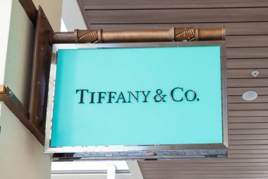 Honolulu, HI, ABD - 14 Ocak 2024: Tiffany and Co. Waikiki, Hawaii 'deki bir alışveriş merkezindeki mağazalarında asılı. Tiffany ve Ortakları, Amerika 'nın lüks mücevherleridir..