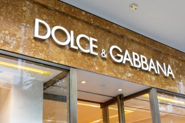 Honolulu, HI, ABD - 14 Ocak 2024: Waikiki, Hawaii 'deki bir alışveriş merkezindeki Dolce ve Gabbana ambleminin yakın çekimi. Dolce ve Gabbana bir İtalyan lüks moda evi..