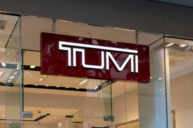Honolulu, HI, ABD - 14 Ocak 2024: Waikiki, Hawaii 'deki bir alışveriş merkezinde bir Tumi logosu. Tumi Holding son model valiz ve valiz üreticisi..