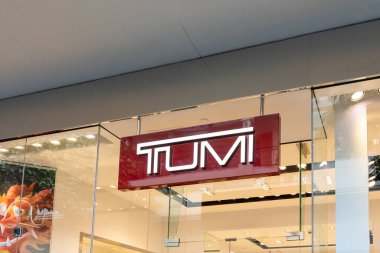 Honolulu, HI, ABD - 14 Ocak 2024: Waikiki, Hawaii 'deki bir alışveriş merkezinde bir Tumi logosu. Tumi Holding son model valiz ve valiz üreticisi..