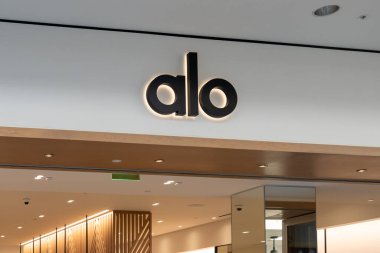 Honolulu, HI, ABD - 14 Ocak 2024: Waikiki, Hawaii 'deki bir alışveriş merkezindeki mağazalarında Alo mağazası tabelası. Alo Yoga Amerikalı bir atletik giyim perakendecisi..