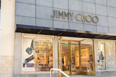 Honolulu, HI, ABD - 14 Ocak 2024: Jimmy Choo Waikiki, Hawaii 'deki bir alışveriş merkezindeki mağazalarında imza atıyor. Jimmy Choo bir İngiliz lüks moda evi..