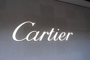 Honolulu, HI, ABD - 14 Ocak 2024: Waikiki, Hawaii 'deki bir alışveriş merkezindeki mağazalarında Cartier logosunun yakın çekimi. Cartier mücevher ve saatleriyle tanınan bir Fransız şirketidir..