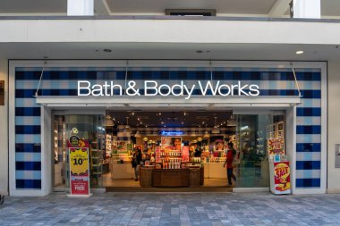 Honolulu, HI, ABD - 14 Ocak 2024: Waikiki, Hawaii 'deki bir alışveriş merkezinde bir Bath and Body Works mağazası. Bath ve Body Works, LLC. bir Amerikan perakende mağaza zinciri.
