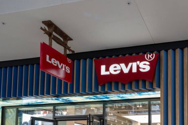 Honolulu, HI, ABD - 14 Ocak 2024: Levi 's logo tabelası Waikiki, Hawaii' deki bir alışveriş merkezinde. Levi Strauss and Co., Levi marka kot pantolonlarıyla tanınan bir Amerikan giyim şirketi..