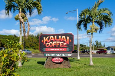 Kauai, Hawaii, ABD - 18 Ocak 2024: Kauai Kahve Şirketi tabelası 18 Ocak 2024 tarihinde ABD 'nin Hawaii kentinde görülmüştür. Kauai Kahve Şirketi Amerika 'daki en büyük kahve dükkanıdır..