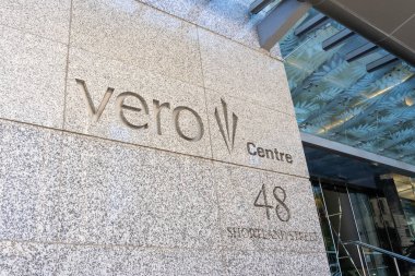 Auckland, HI, ABD - 30 Ocak 2024: Auckland, HI, ABD 'deki binanın Vero Centre logosu. Vero Center, Auckland 'da bir gökdelen ofis kulesi..