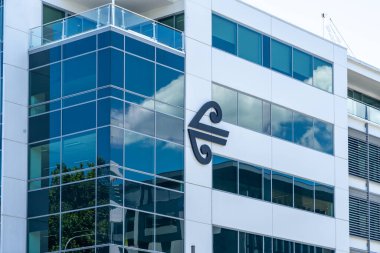 Auckland, Yeni Zelanda - 30 Ocak 2024: Auckland, Yeni Zelanda 'daki şirket binasının Yeni Zelanda Havayolları logosu. Air New Zealand Limited, NZ 'nin bayrak taşıyıcısıdır..