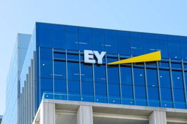 Auckland, Yeni Zelanda - 30 Ocak 2024: Auckland, Yeni Zelanda 'daki binada EY (Ernst ve Young) logosu var. EY, İngiliz çokuluslu profesyonel hizmet ortaklığıdır..