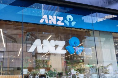 Auckland, Yeni Zelanda - 1 Şubat 2024: Auckland, Yeni Zelanda 'daki binanın ANZ logosu. ANZ Bank New Zealand Limited, Yeni Zelanda merkezli bir bankacılık ve finans hizmetleri şirketidir..