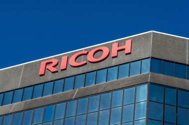 Wellington, Yeni Zelanda - 10 Şubat 2024: Wellington, Yeni Zelanda 'daki ofis binasında Ricoh logosu. Ricoh Şirketi bir Japon çokuluslu görüntü ve elektronik şirketidir..