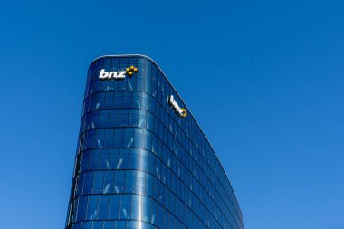 Wellington, Yeni Zelanda - 10 Şubat 2024: Wellington, Yeni Zelanda 'daki Wellington Genel Merkezi binasında Yeni Zelanda Bankası (BNZ) logosunun yakın çekimi.