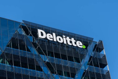 Wellington, Yeni Zelanda - 10 Şubat 2024: Wellington, Yeni Zelanda 'daki ofis binalarında Deloitte logosunun yakın çekimi. Deloitte profesyonel bir hizmet ağıdır..