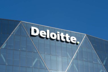 Wellington, Yeni Zelanda - 10 Şubat 2024: Wellington, Yeni Zelanda 'daki ofis binalarında Deloitte logosunun yakın çekimi. Deloitte profesyonel bir hizmet ağıdır..