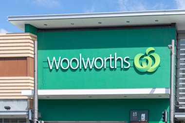 Wellington, Yeni Zelanda - 10 Şubat 2024: Wellington, Yeni Zelanda 'daki binaya Woolworths' un yakın çekim tabelası. Woolworths Süpermarketleri, Avustralya 'da bir süpermarket ve süpermarket zinciri..