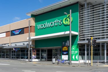 Wellington, Yeni Zelanda - 10 Şubat 2024: Wellington, Yeni Zelanda 'da Woolworths süpermarketi. Woolworths Süpermarketleri, Avustralya 'da bir süpermarket ve süpermarket zinciri..
