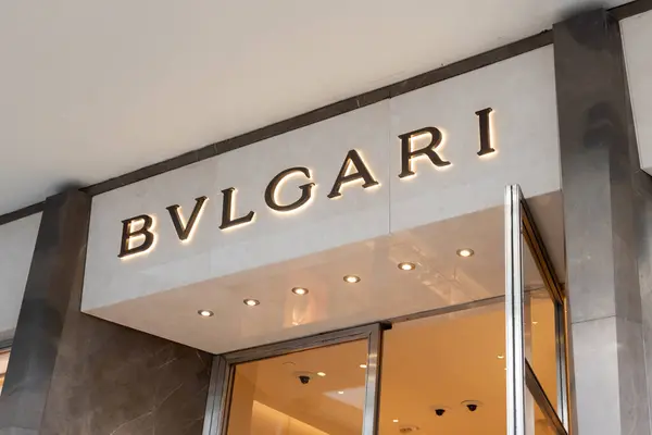 美国檀香山 2024年1月14日 在夏威夷怀基基的一家购物中心 Bvlgari标志的特写在他们的商店里 — 图库照片